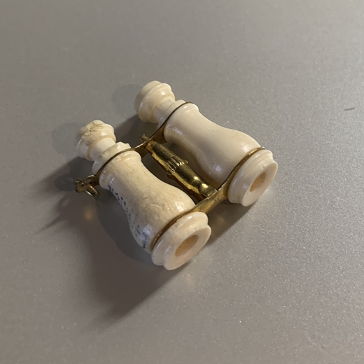 オペラグラスチャームの商品画像